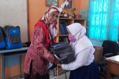 Pembagian-bantuan-peralatan-belajar-4