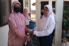 Pembagian-bantuan-peralatan-belajar-6